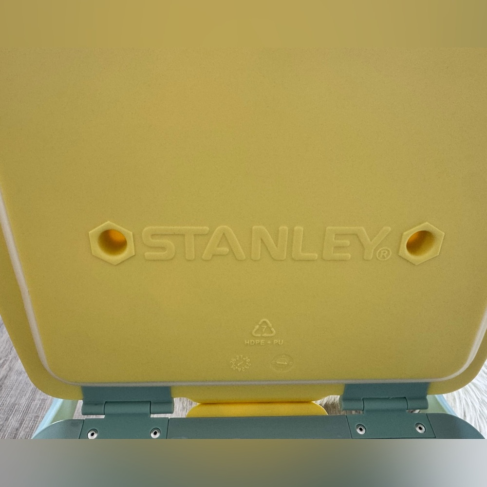 💛 STANLEY Easy-Carry Outdoor Cooler 7 QT Pomelo - Picture 16 of 16